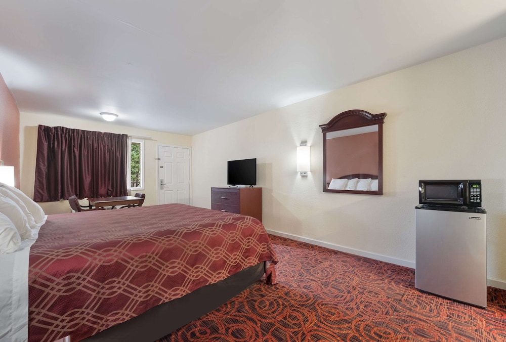 Econo Lodge Thomaston 18/35