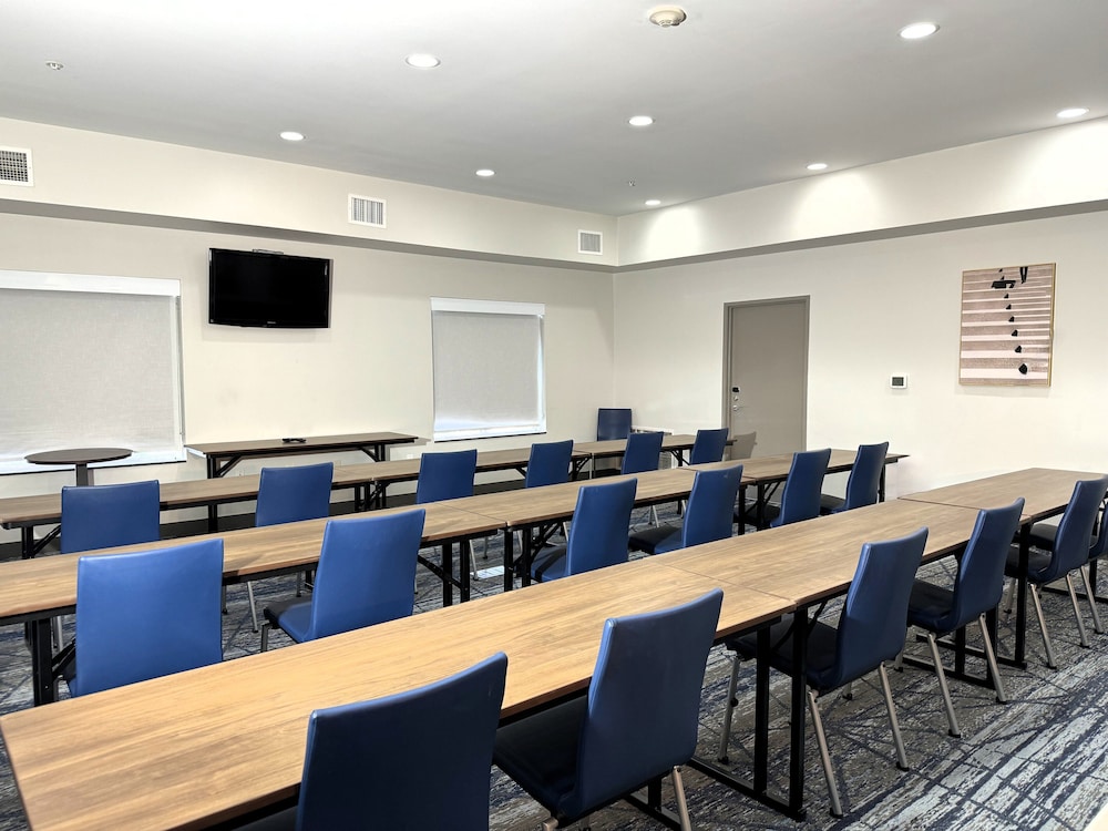 Holiday Inn Express Hotel And Suites Topeka North 49/53