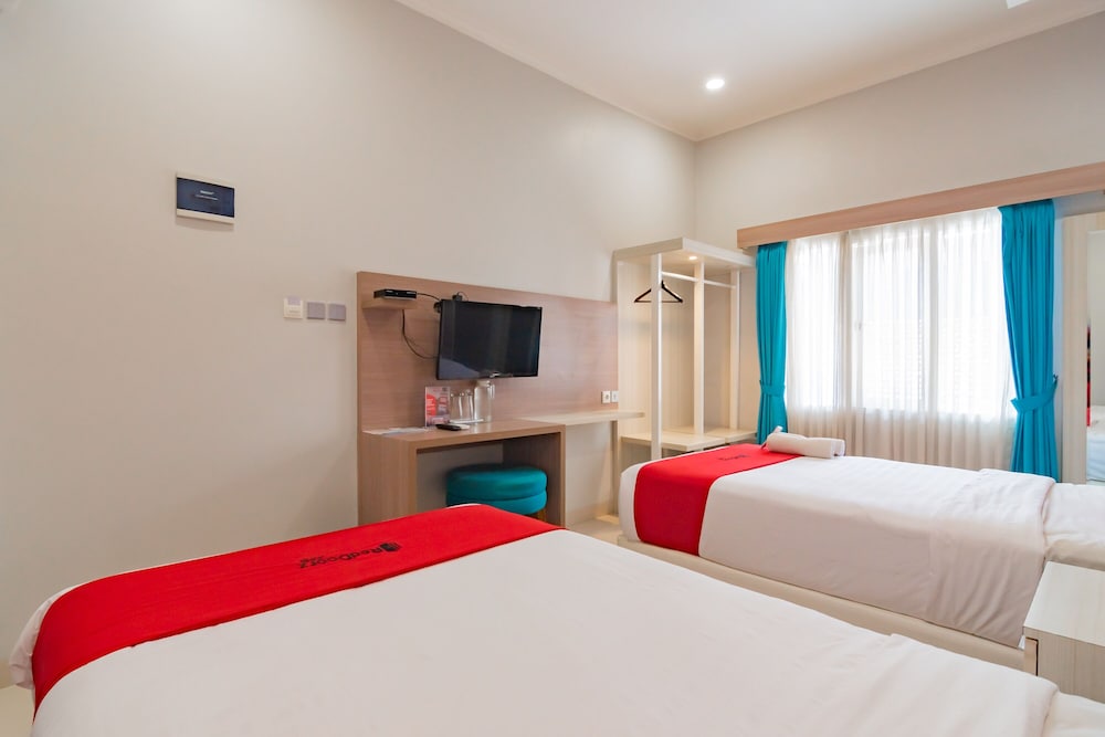 RedDoorz Plus @ Point Phila Cihampelas 14/50
