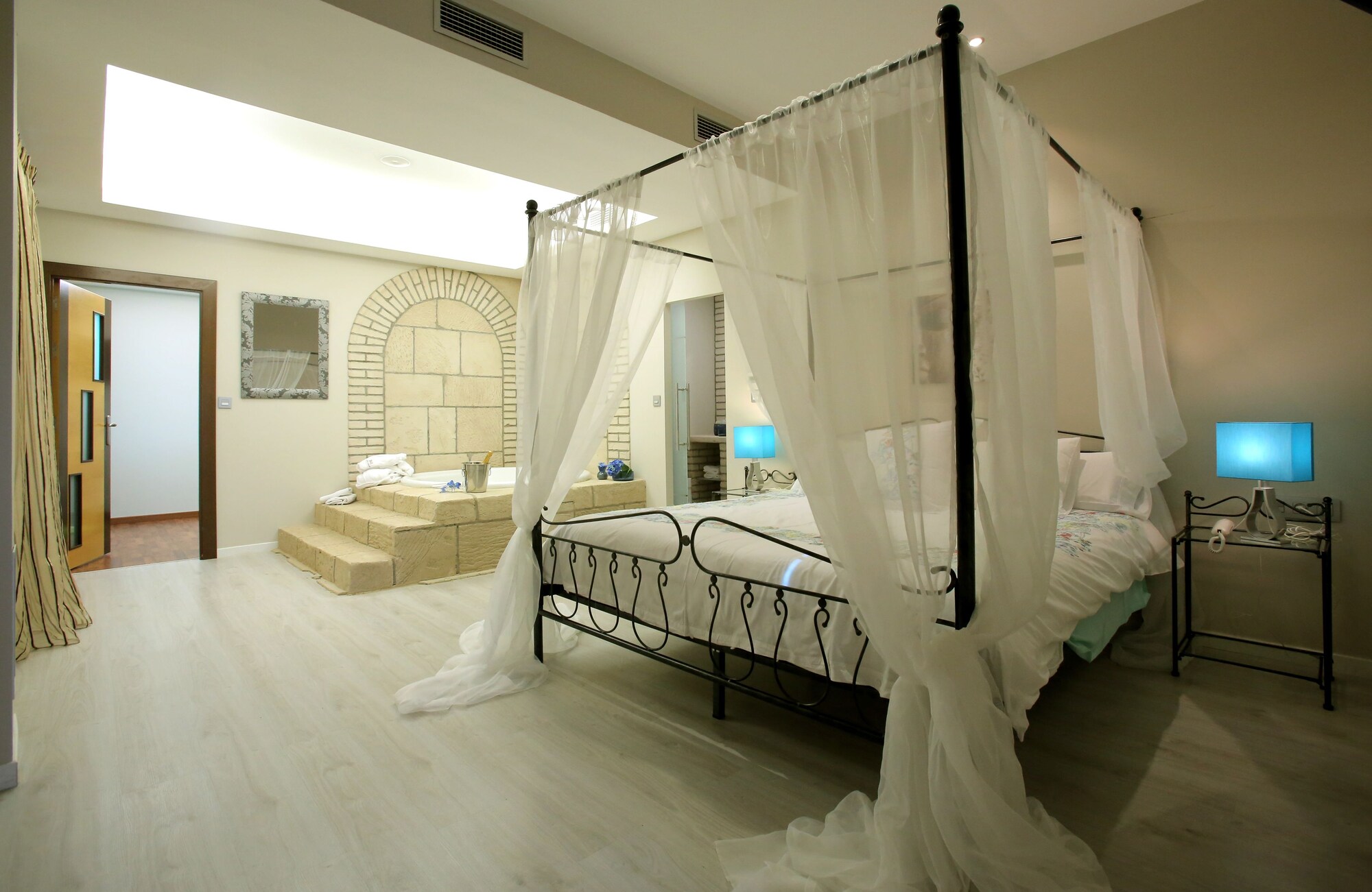 GRAND, SUPERIOR, LUXURY, SUITE, BATHTUB