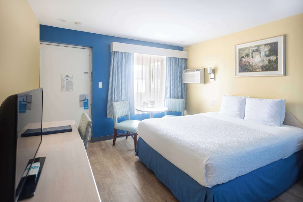 Days Inn by Wyndham Hicksville Long Island 5/20