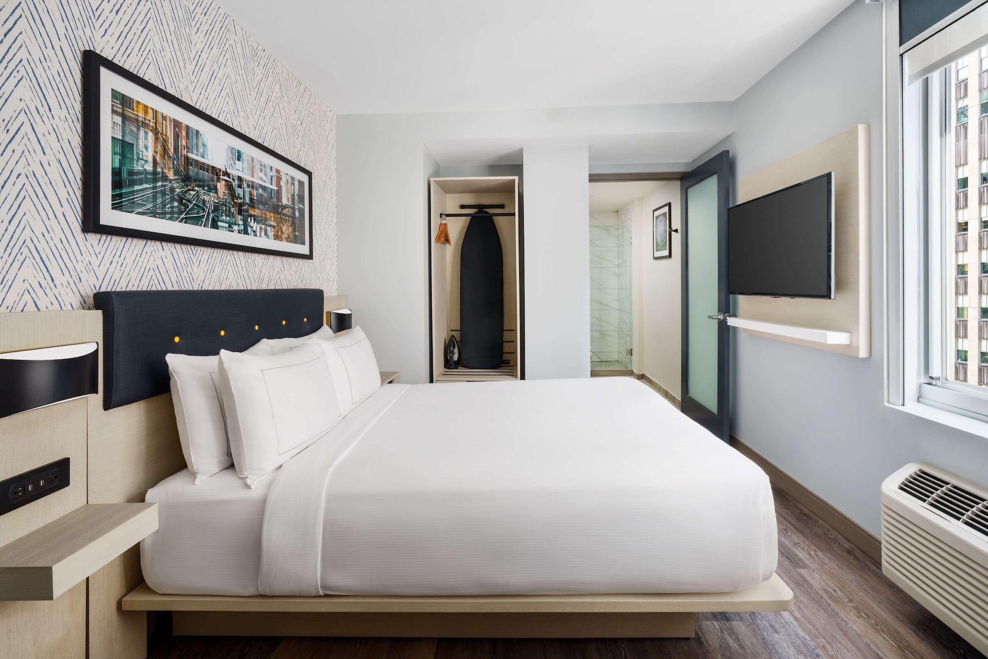 ROOM, QUEEN BED, CITY VIEW