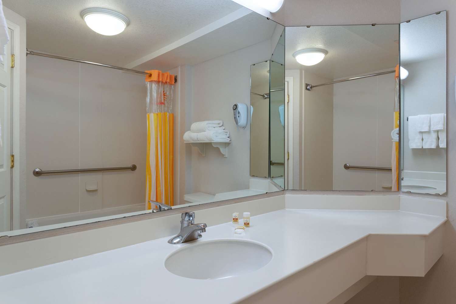 La Quinta Inn & Suites by Wyndham Lakeland West 21/23