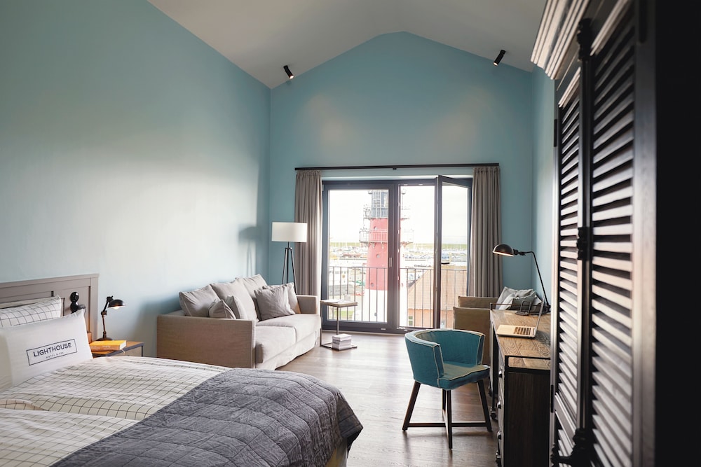 Comfort, Queen Bed, Partial Lake View