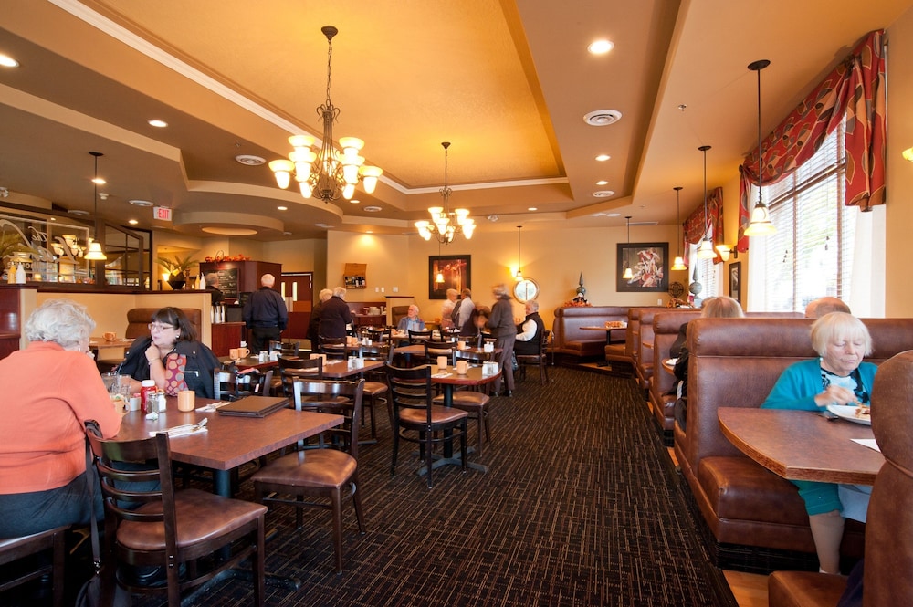 Elk Lake Inn Suites Victoria 51/81