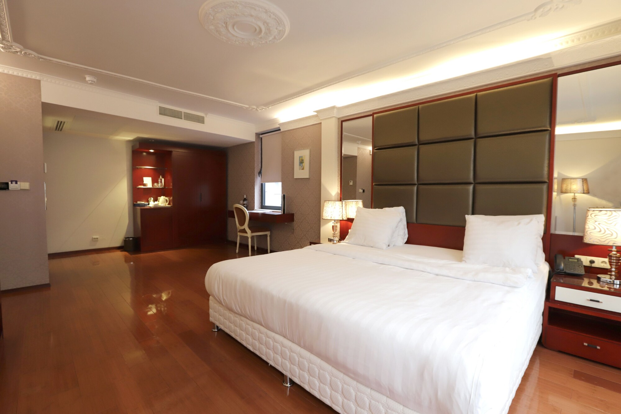 JUNIOR SUITE, KING BED, BATHTUB