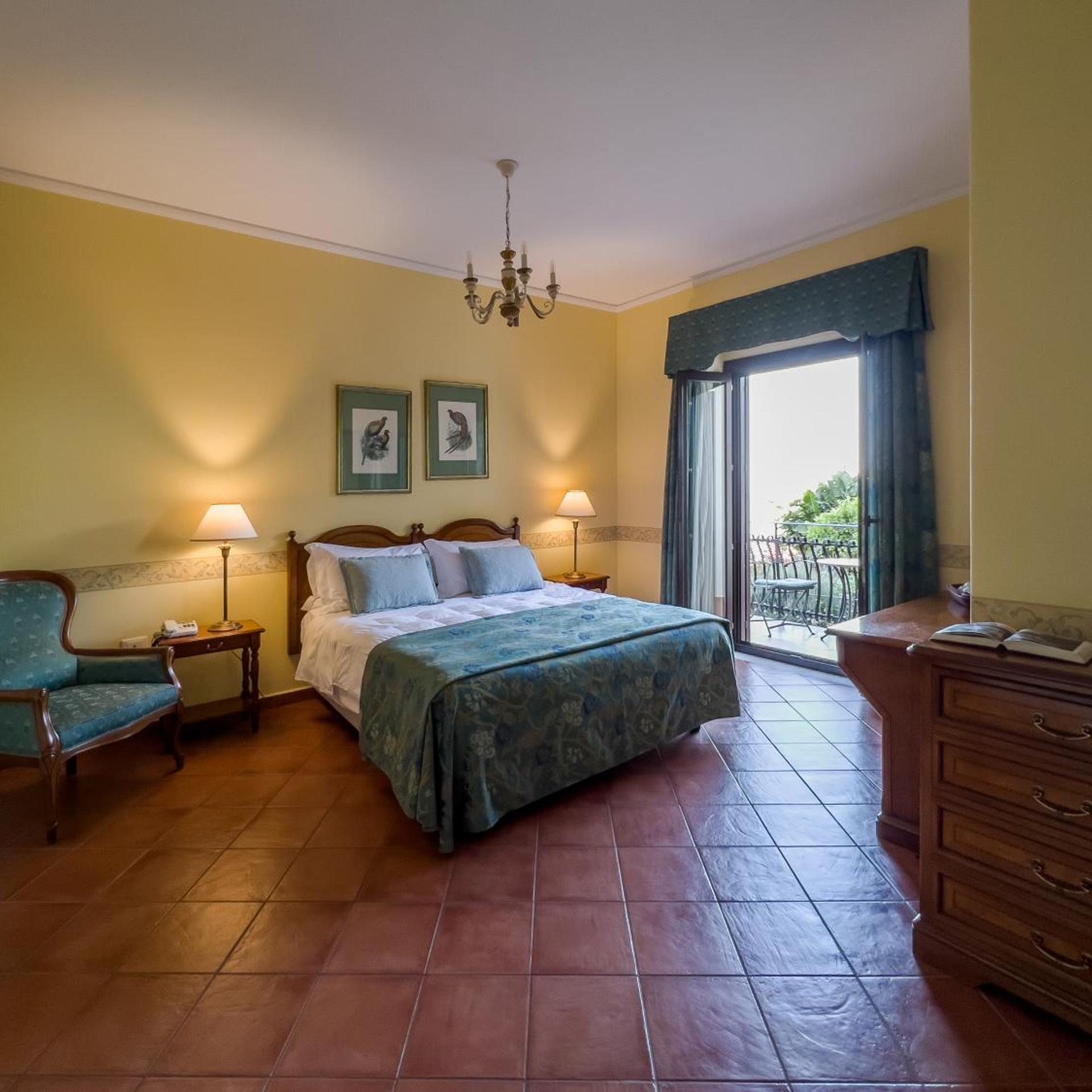 Room, Triple, Lateral Side Sea View, Balcony