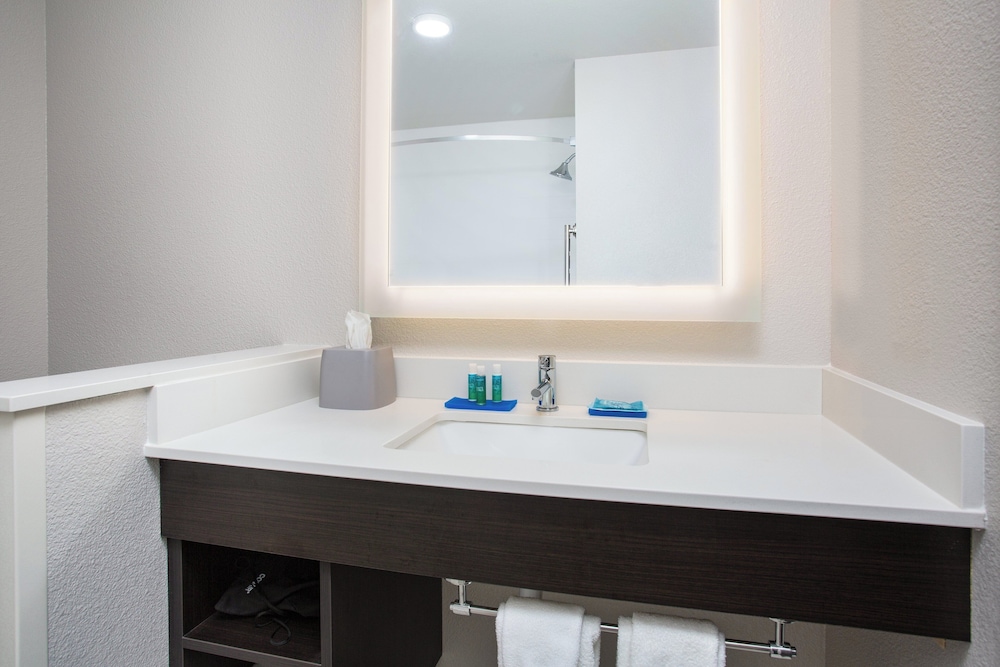 جناح بسريرين كوين مع أريكة بمنطقة جلوس، HOLIDAY INN EXPRESS & SUITES RAPID CITY - RUSHMORE SOUTH 6/8