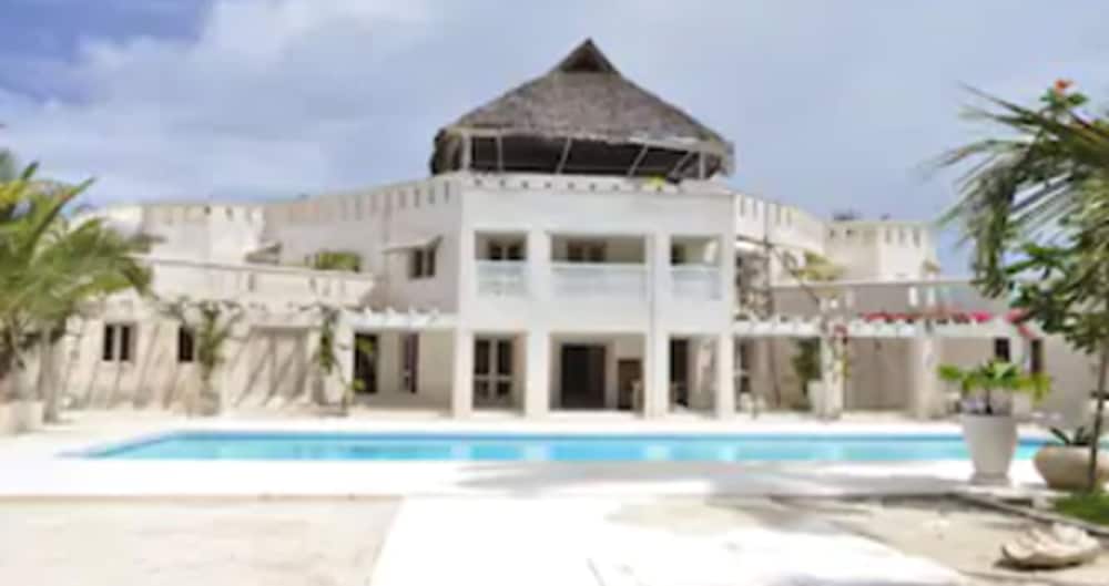 The Villa Luxury Suites Hotel 2/43