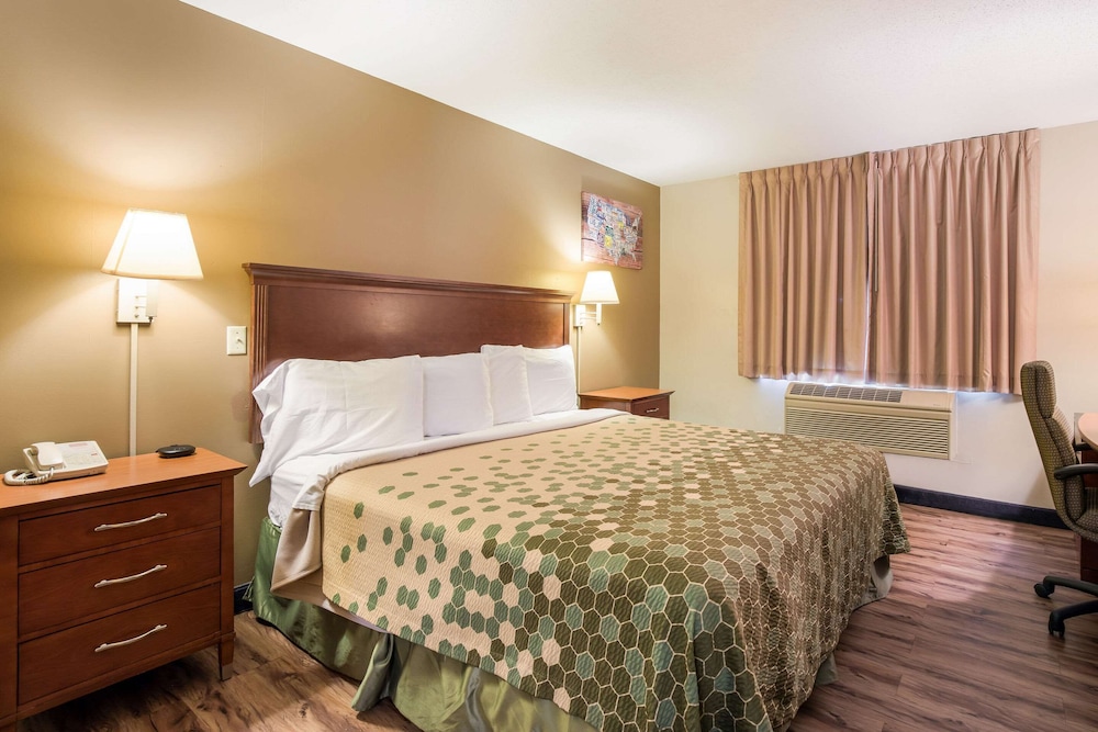 AmericInn by Wyndham Lake Mills 10/36