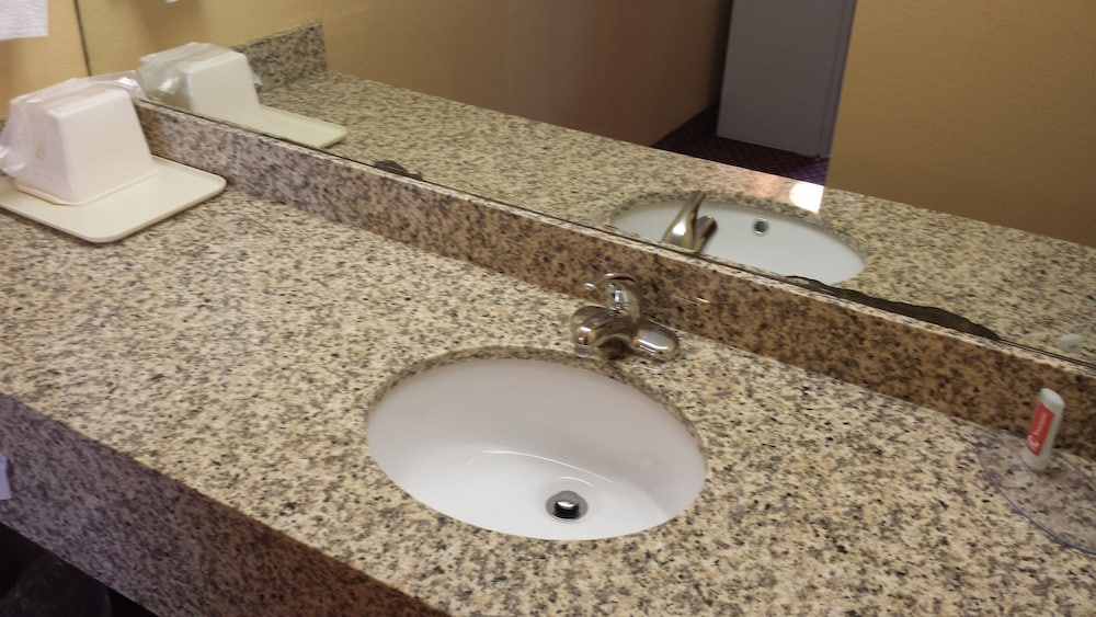 Econo Lodge Near Bluefield College 24/25