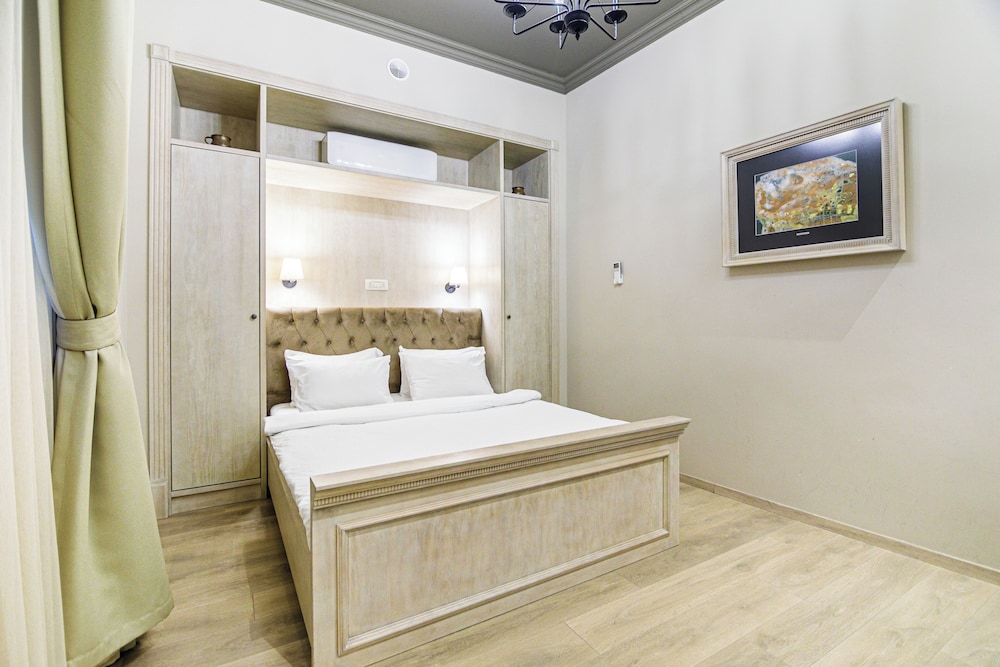 STANDARD, DOUBLE BED, ATRIUM VIEW