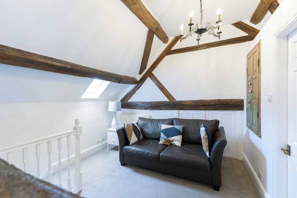 OYO Blenheim House 33/42