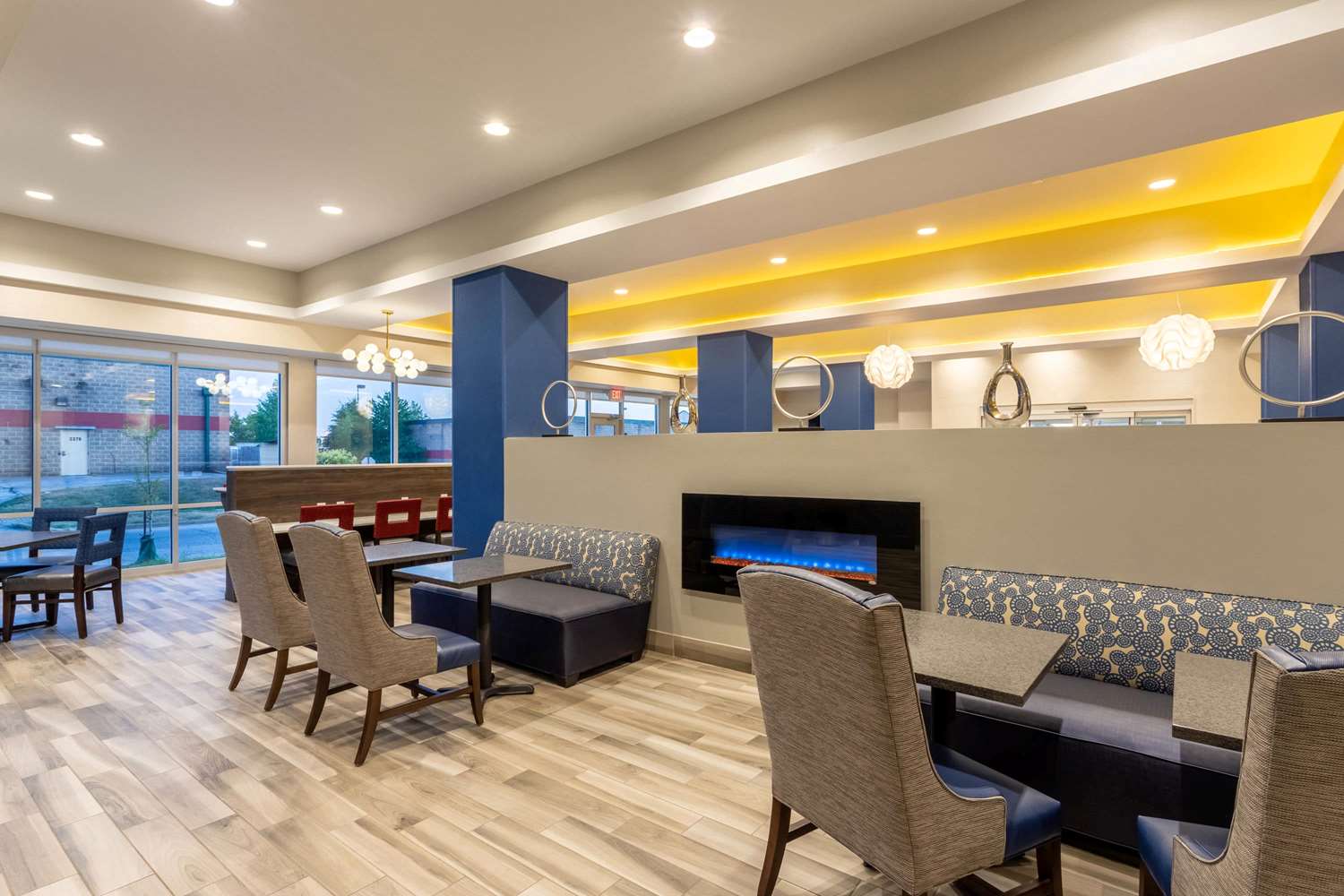 La Quinta Inn & Suites by Wyndham Bloomington 54/64