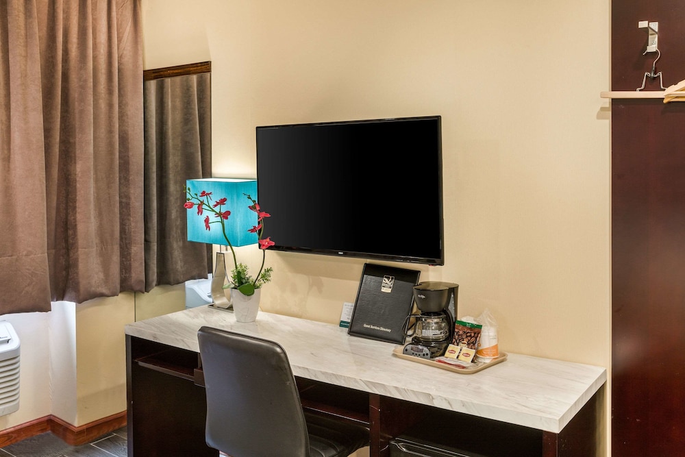 Quality Inn Near Sunset Park 33/39