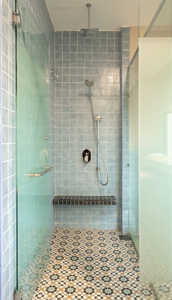 Treasures Hotel & Suites 63/64