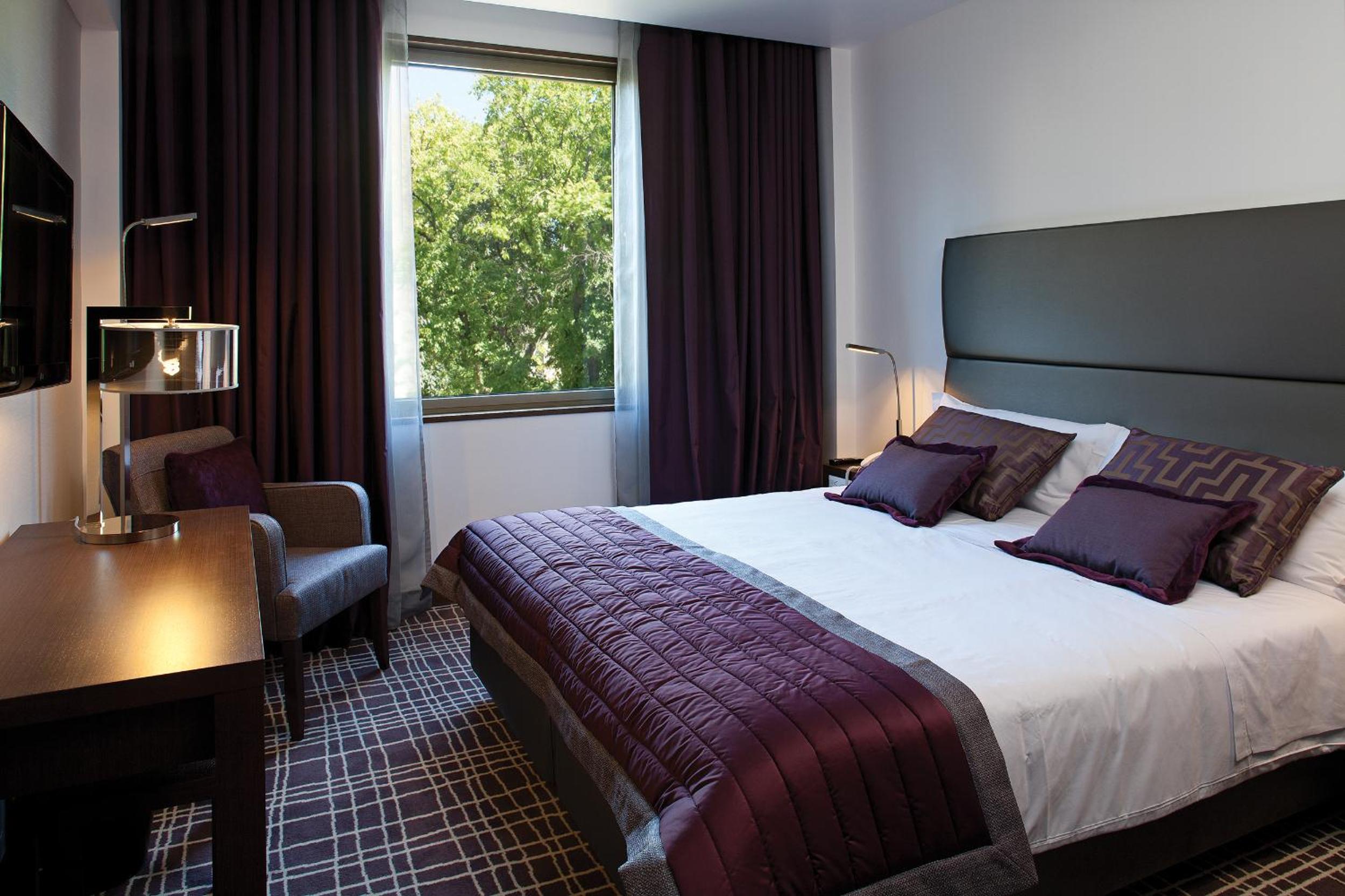 ROOM, DOUBLE BED