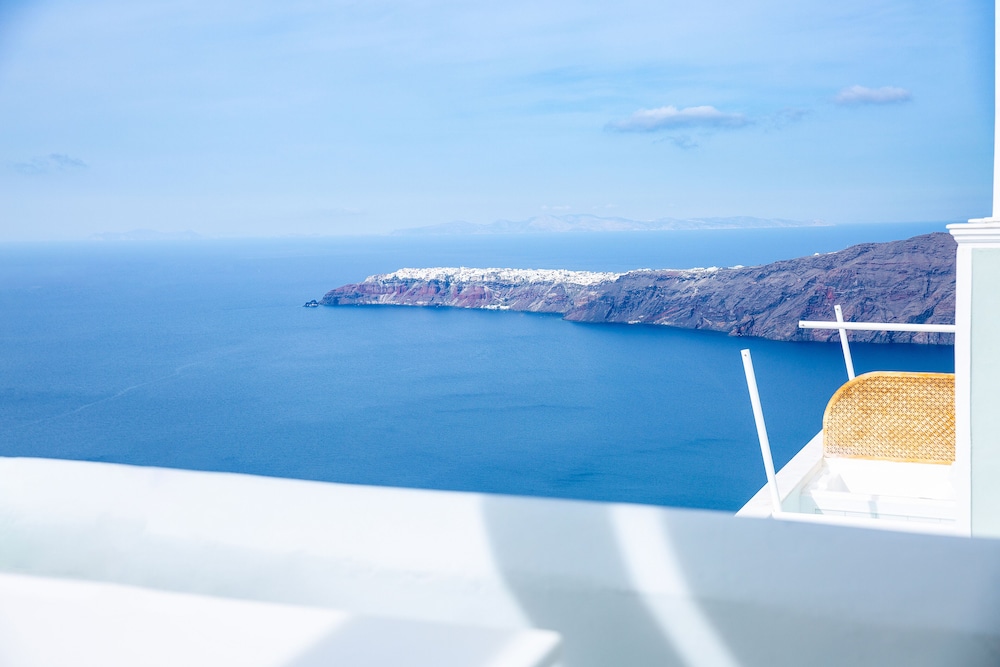 Pearl on the Cliff Santorini 41/50
