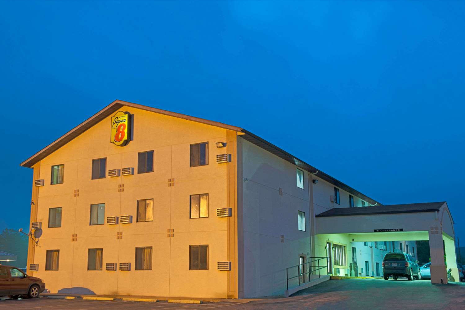 Super 8 by Wyndham Eureka/Six Flags Nearby 2/19