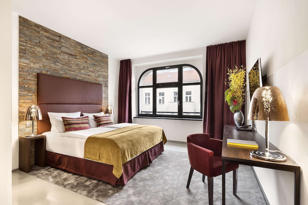 PREMIER, SUITE