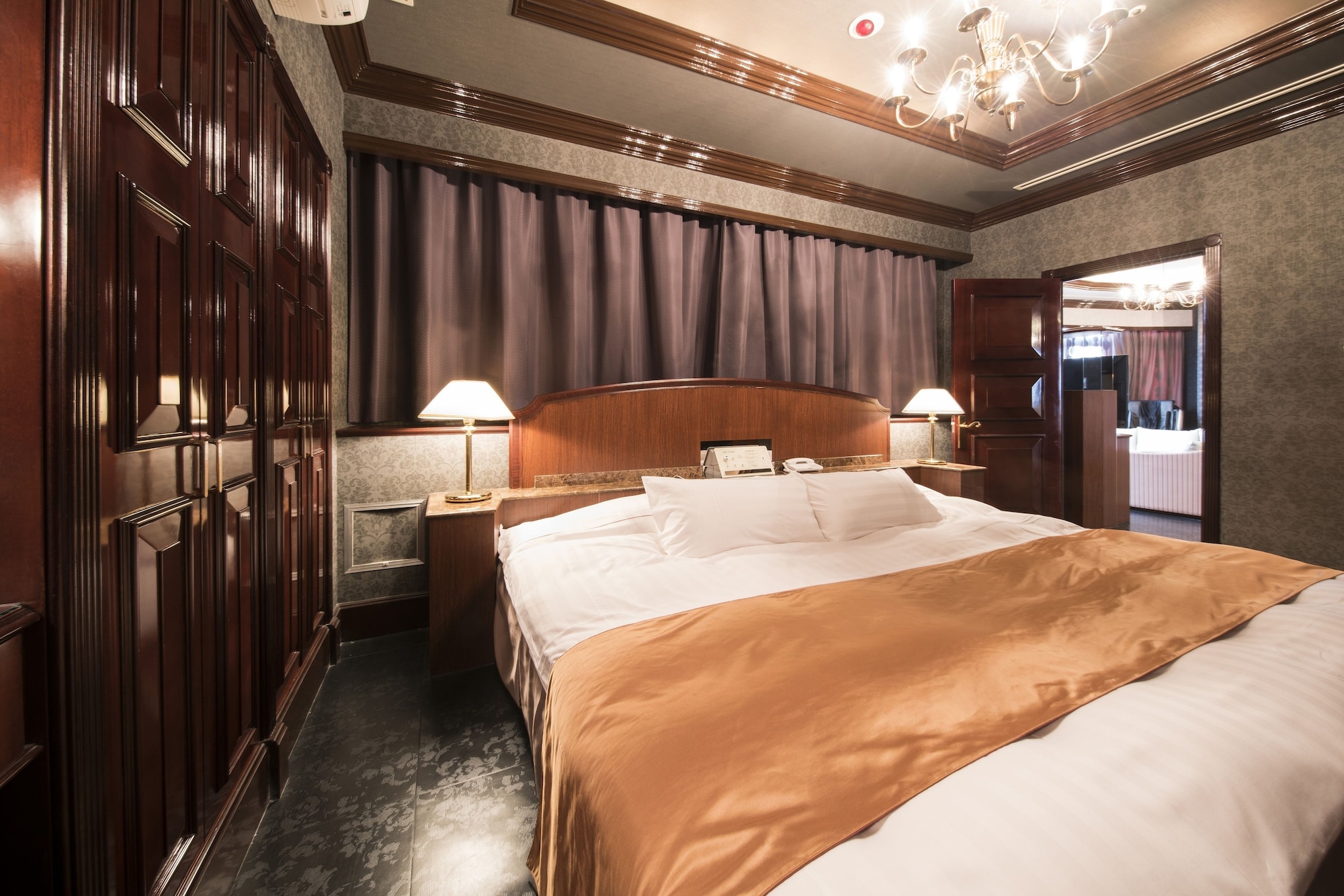 EXECUTIVE, SUITE
