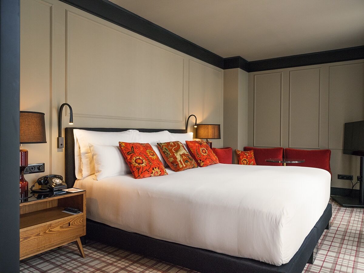 ROOM, LARGE