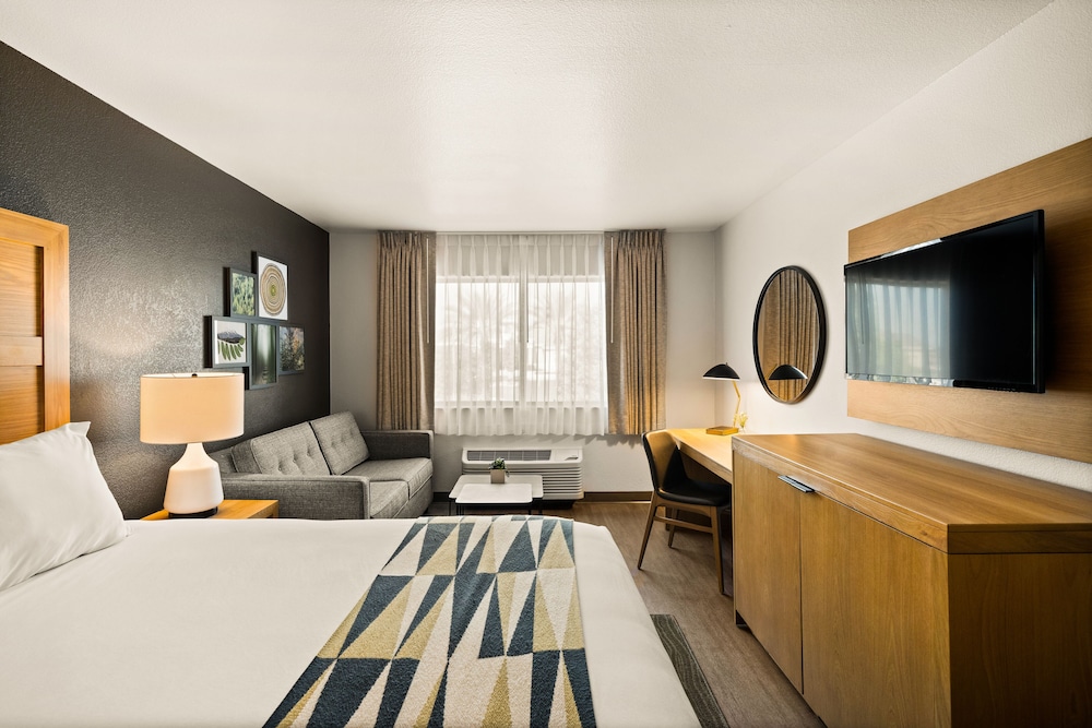 Oxford Suites Redding 25/64