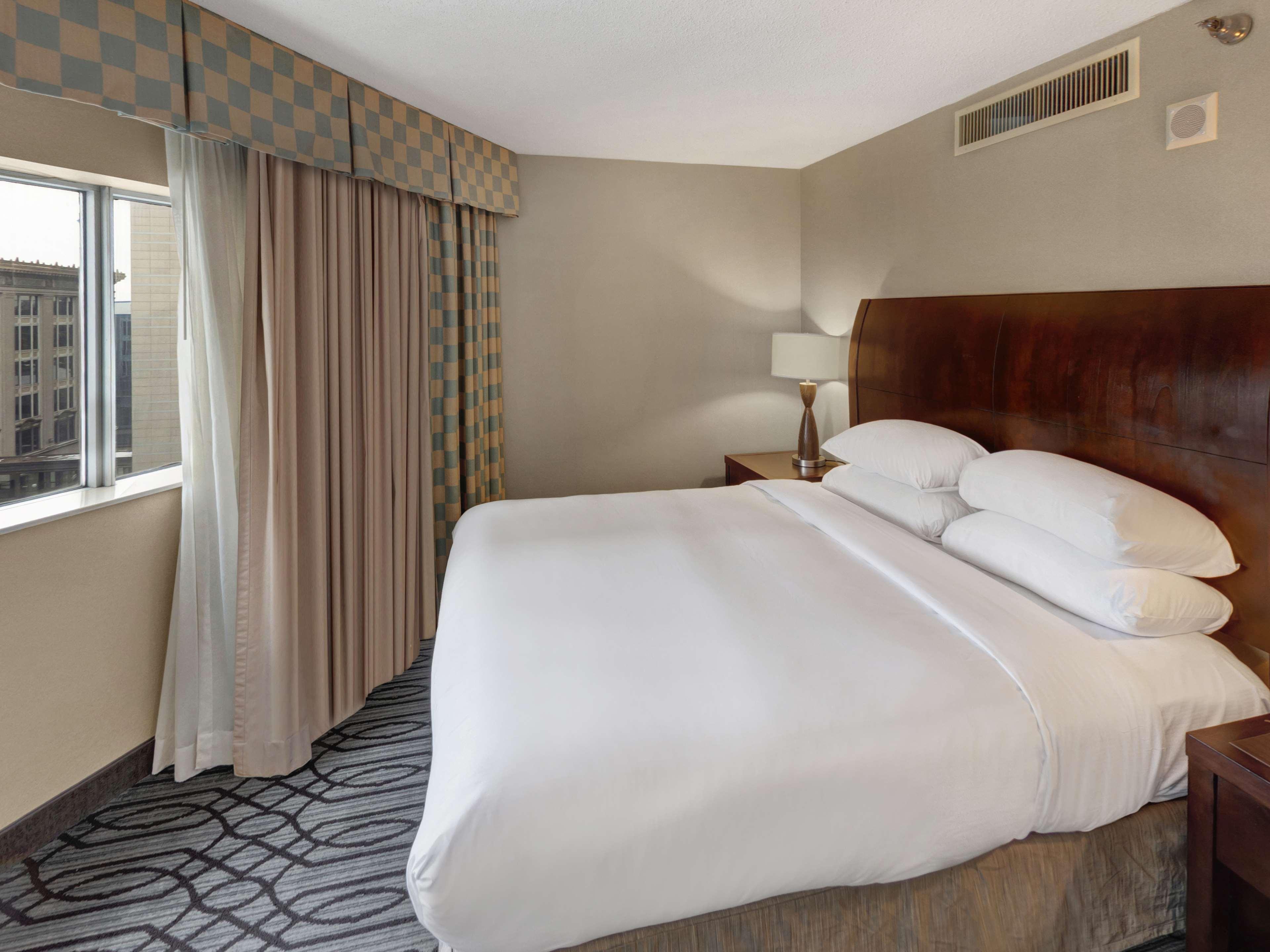 ROOM, KING BED, LIVING AREA, LARGE, CORNER