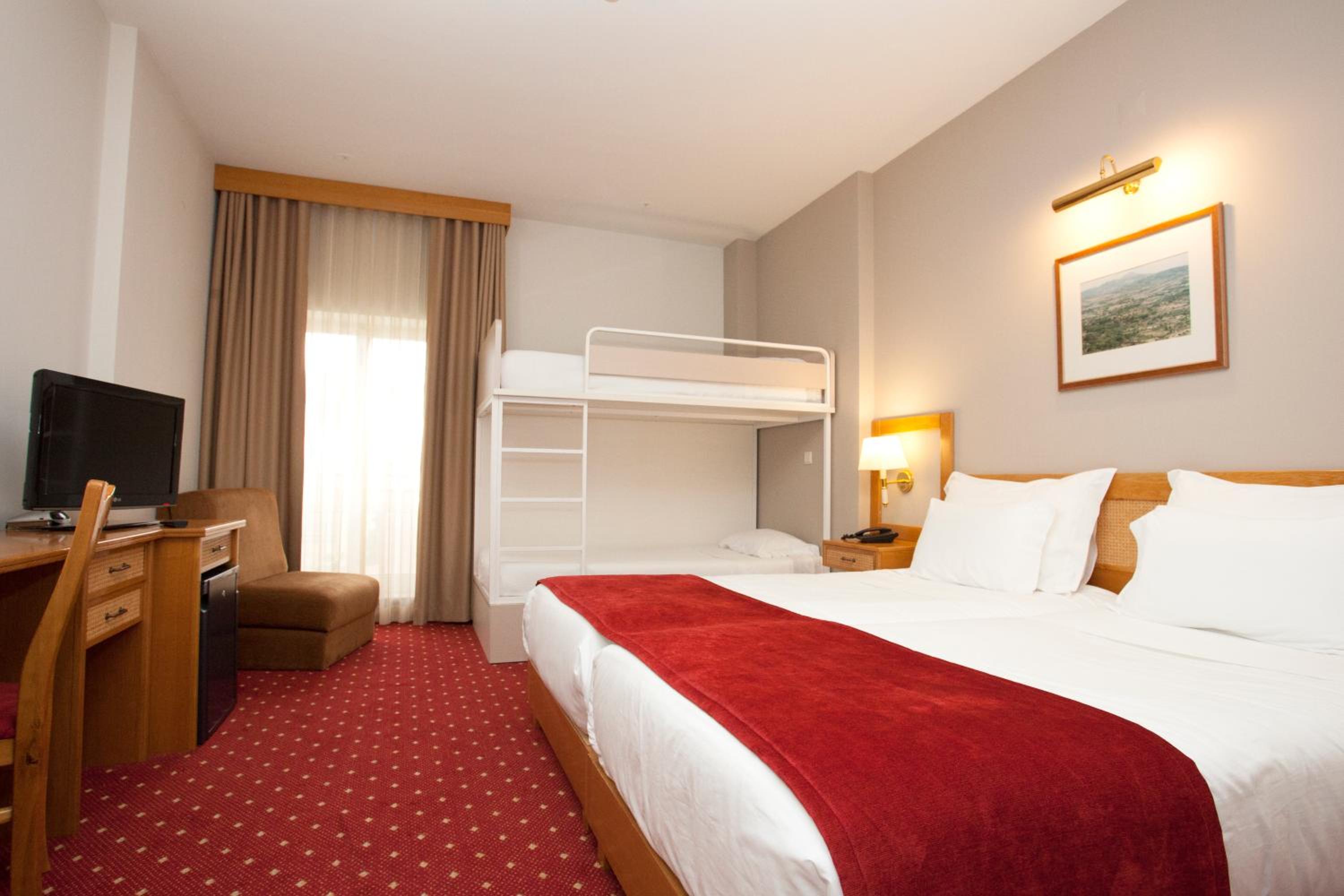 Family, Twin Beds, Bunk Bed