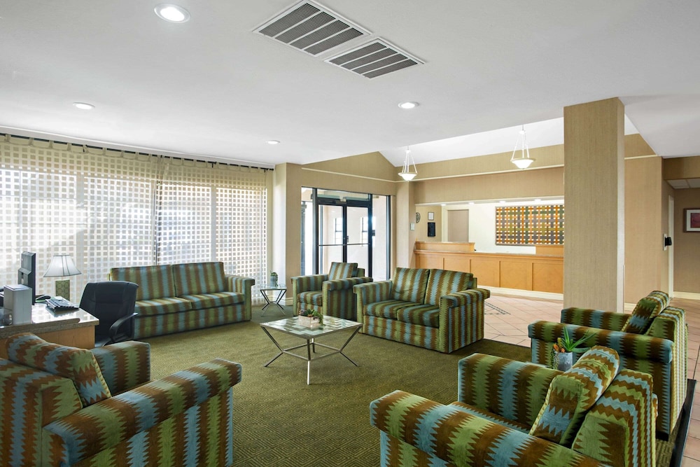 La Quinta Inn Suites Round Rock North 29/41