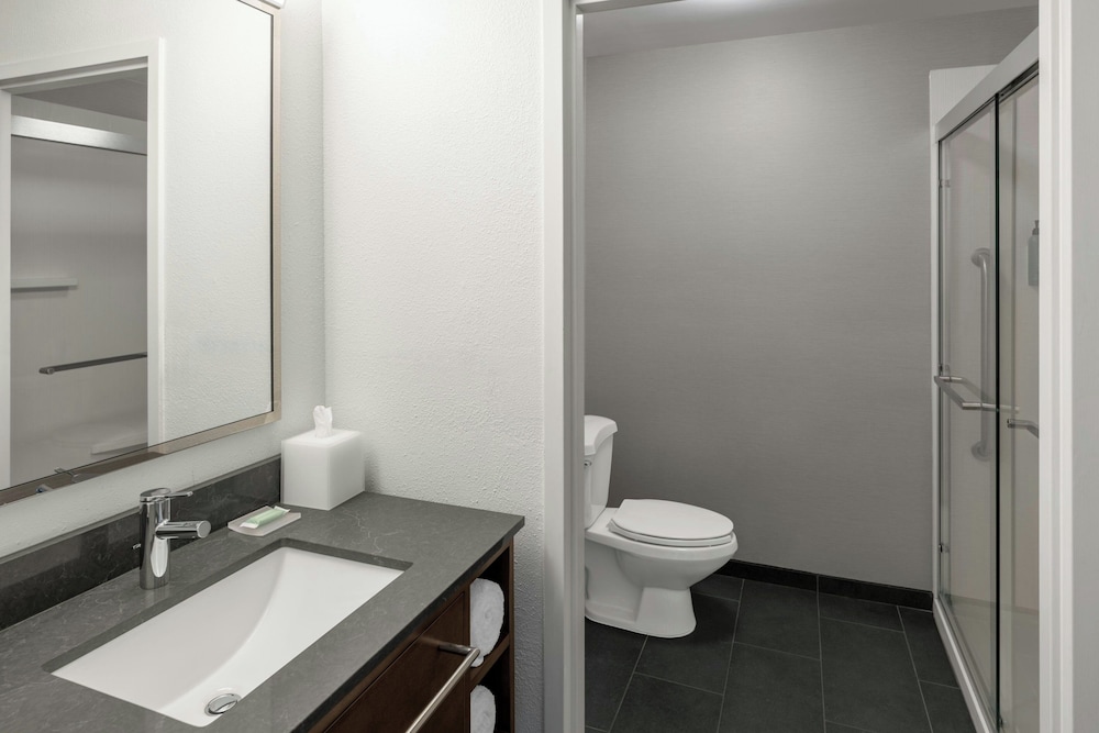 غرفة بسرير كينج بشرفة مع أريكة، Courtyard by Marriott Flint Grand Blanc 4/4