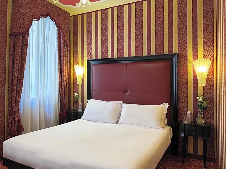DOUBLE or TWIN SUPERIOR ROOM WITH CANAL VIEW