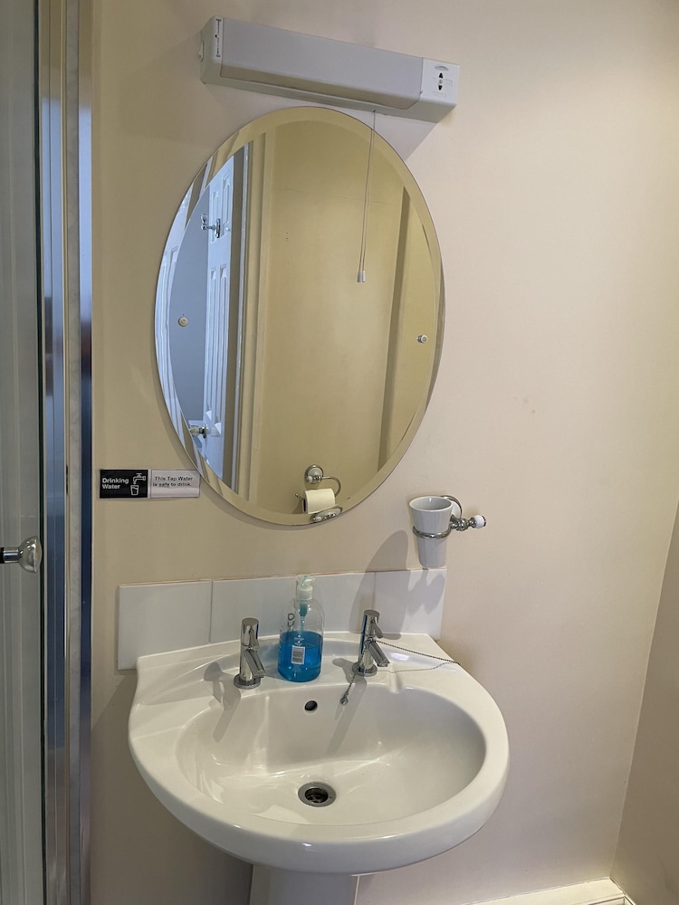 OYO Diamonds Inn 66/70