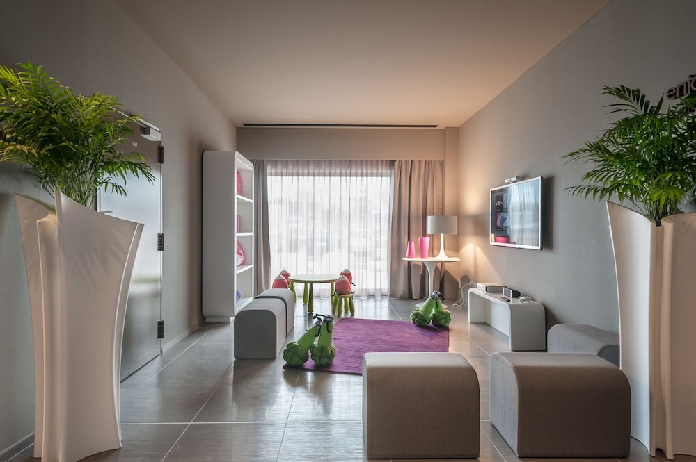 8piuhotel 28/50