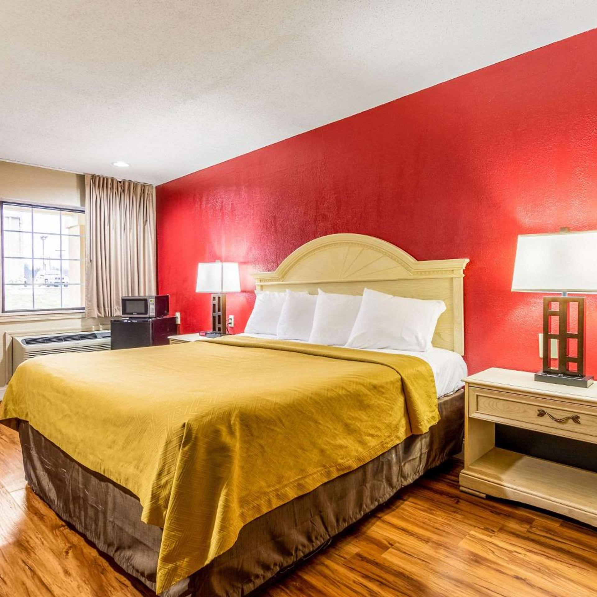Room, King Bed, Pet Friendly, Exterior Entrance, Smoking