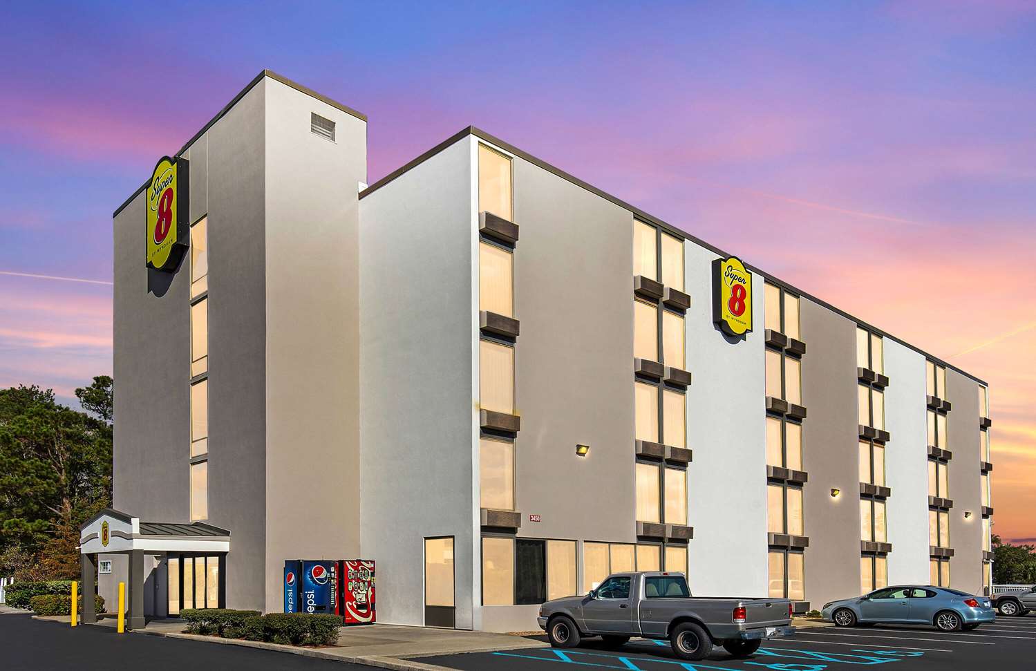 Super 8 by Wyndham Myrtle Beach/Market Common Area 2/35