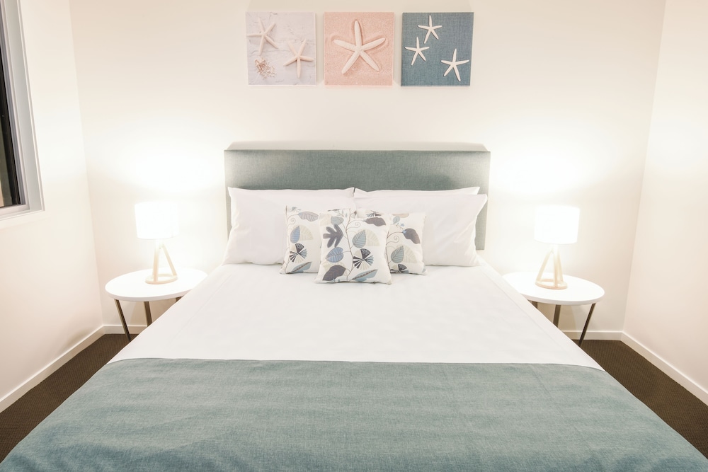 1 BEDROOM, TOWN HOUSE