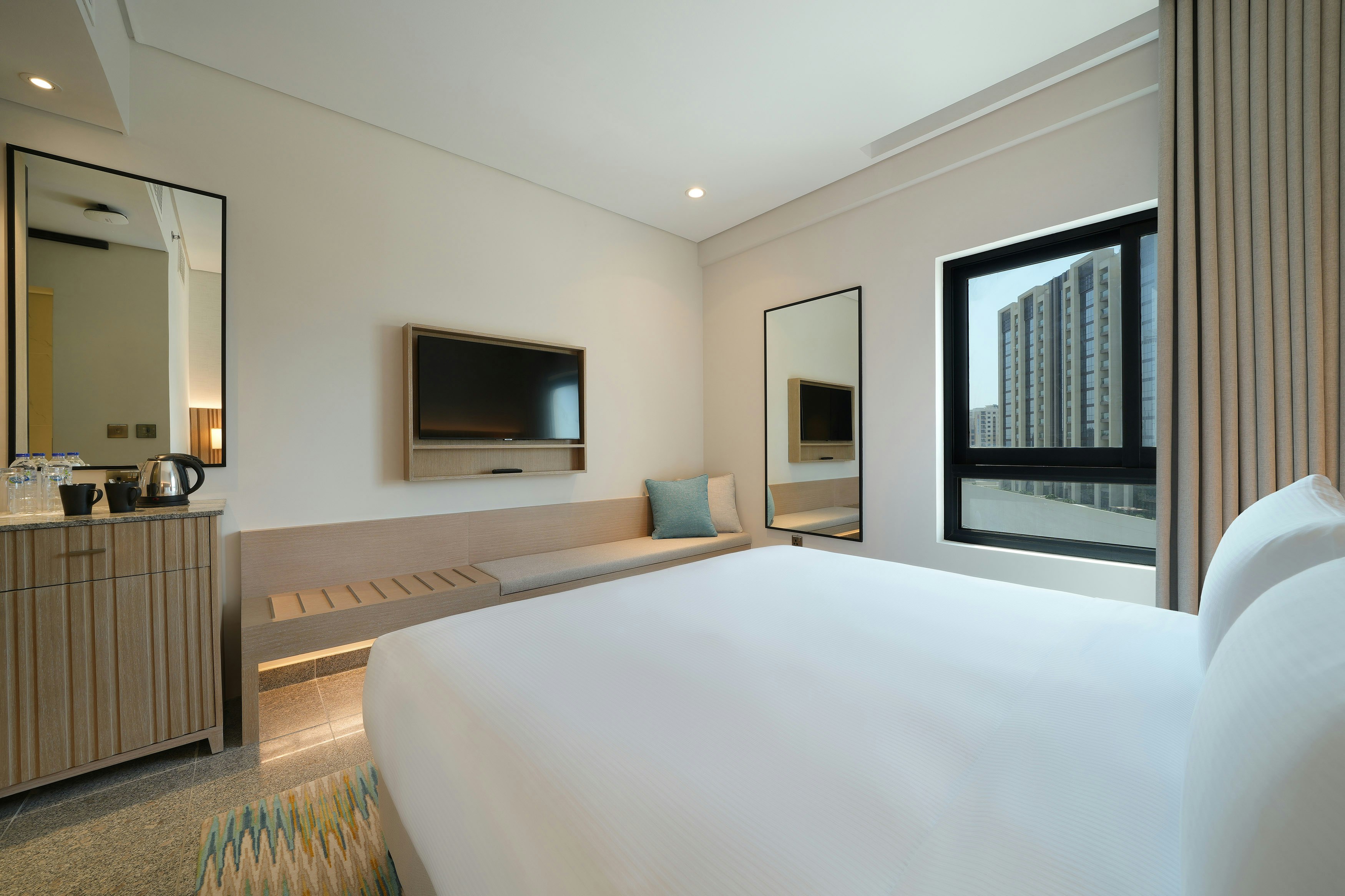 ROOM, KING BED, CITY VIEW