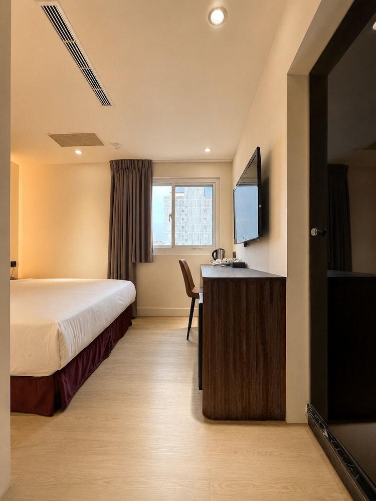 Ai-Lai Fashion Hotel 38/72