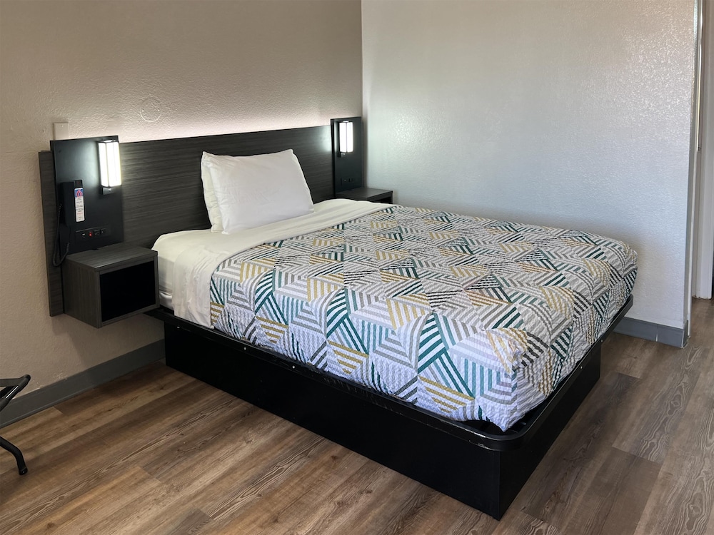 STANDARD, QUEEN BED, ACCESSIBLE