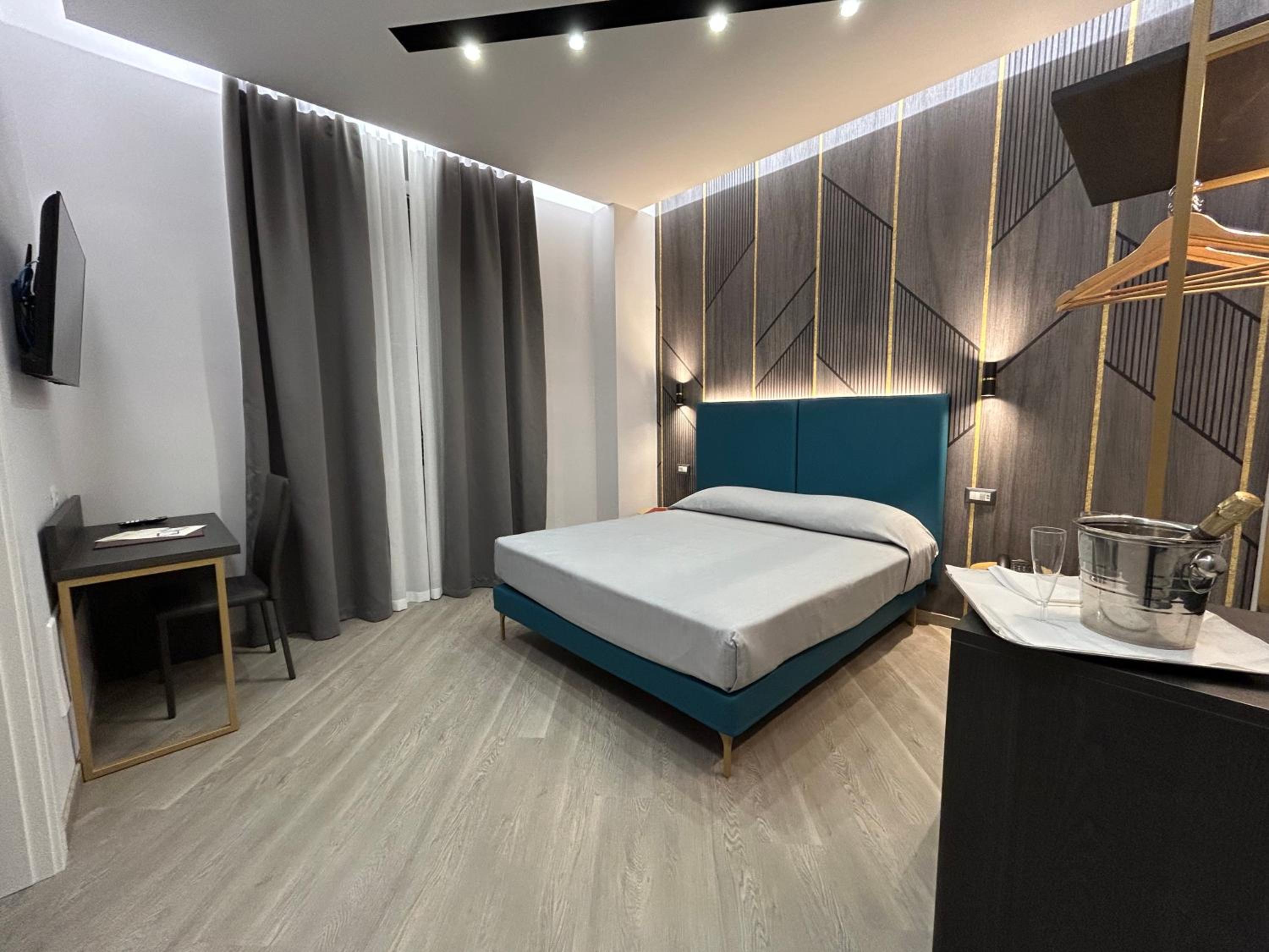 Deluxe, Double or Twin Bed