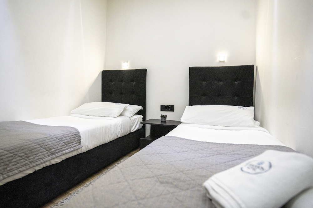 Madison Rooms 18/50