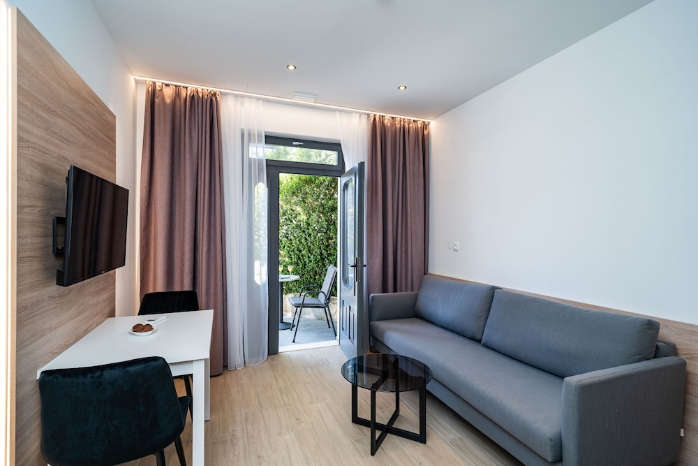 Bacan Serviced Apartments 41/64