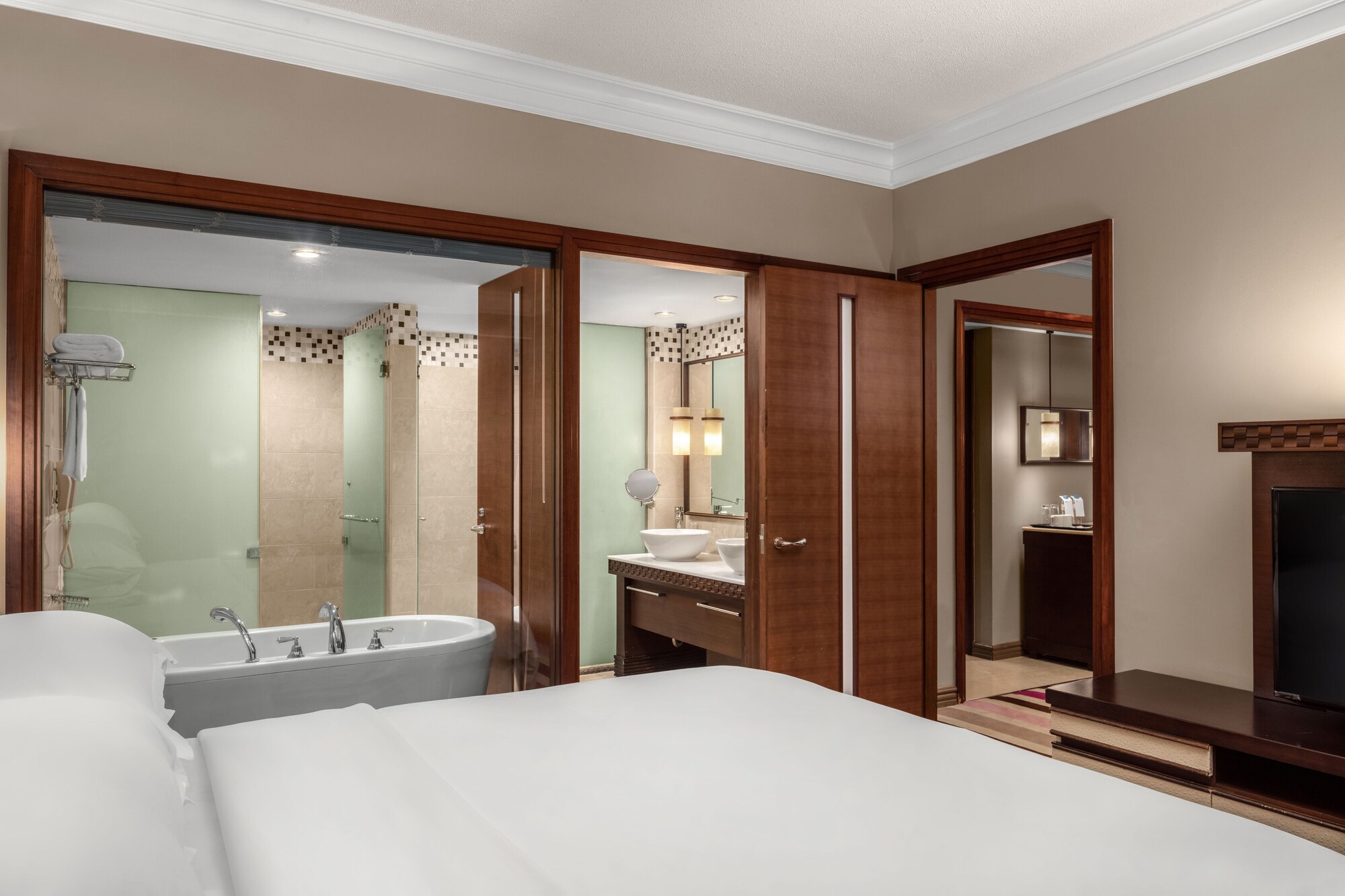 SUITE, BAY VIEW, CLUB LOUNGE ACCESS, CORNER