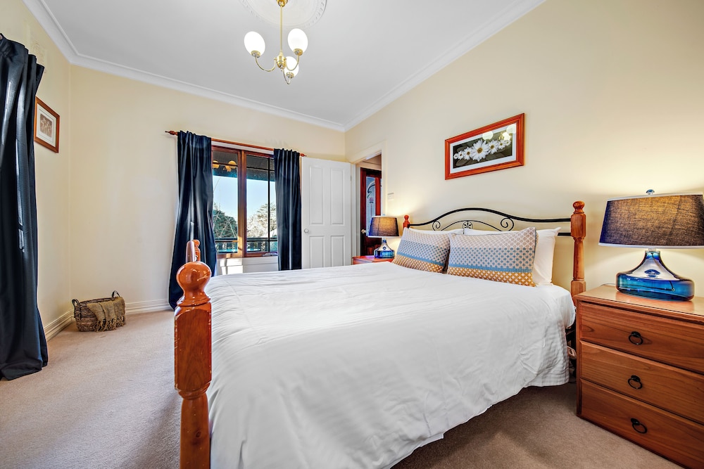 3 Bedrooms, Pavilion, 2 Queen and Twin Beds