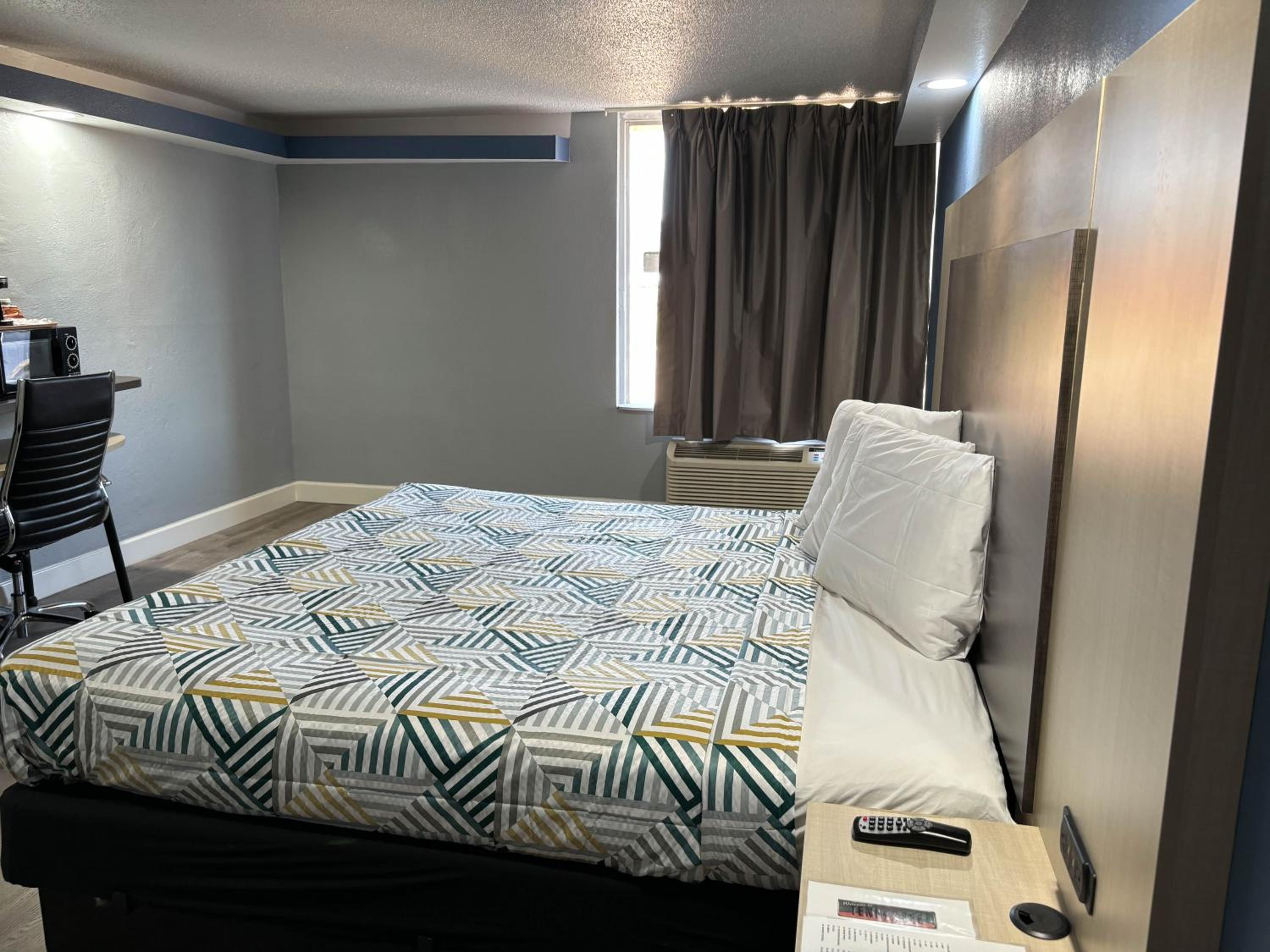 1 King Bed - Smoking, Micfridge، Studio6 Suites Memphis, TN – East Memphis 10/10