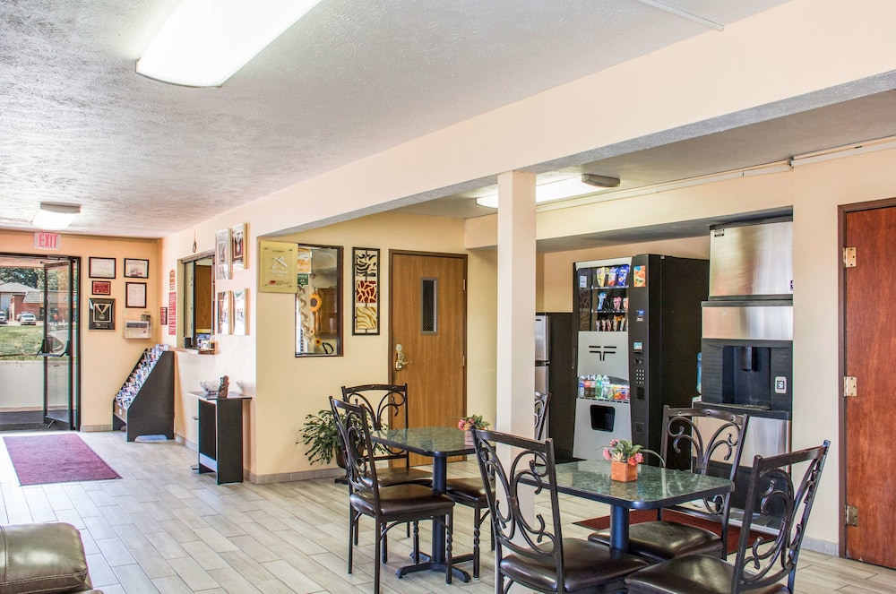 Econo Lodge Lansing Leavenworth 16/26