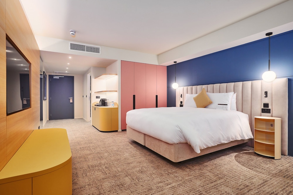 غرفة قياسية بسرير كينج بإطلالة على المدينة بشرفة، voco Malta by IHG 3/10