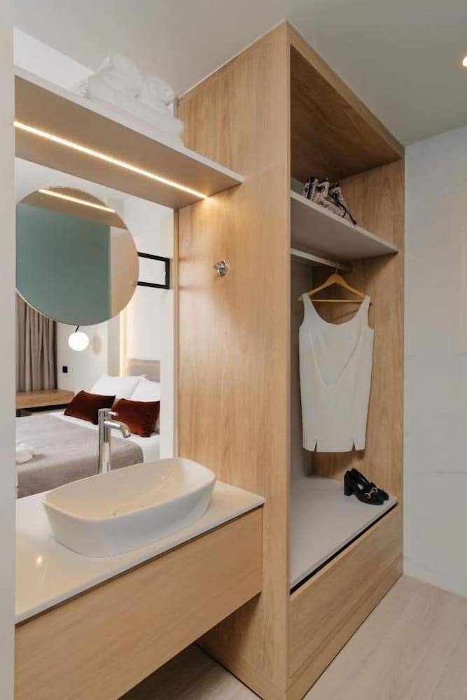The City Hotel and Suites - Adults Only 60/61