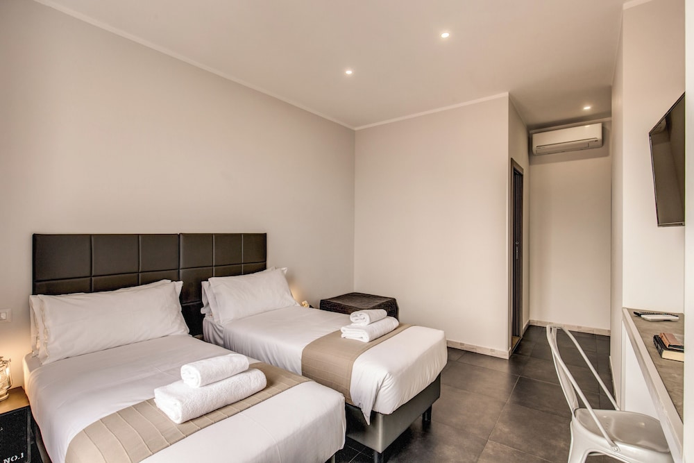 ROOM, TRIPLE, BALCONY